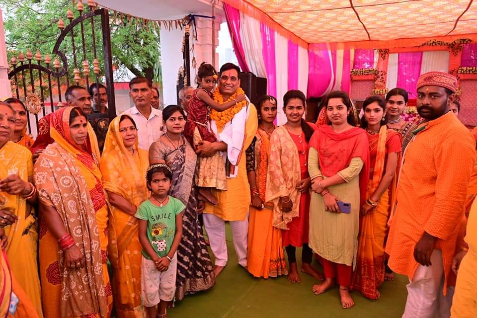 Devendra_1925's tweet photo. माँ महामाया देवी जी के दर्शन कर,पूजा अर्चना की और प्रदेशवासियों की समृद्धि और खुशहाली की कामना की।

📍 पथरिया 

#जीतेंगे_बिलासपुर https://t.co/EhHrGwSFyq