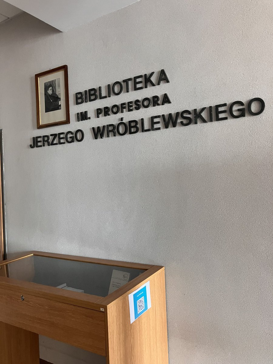 Zajęcia z teorii i filozofii prawa nie muszą być nudne! Moi studenci ostatnio zmagali się z grą terenową. Pozwoliła im ona nie tylko utrwalić wiedzę, ale także poznać lepiej Paragraf i jego okolicę przy szukaniu kodów QR (oraz doładować się witaminą D przy pięknej pogodzie ☀️)!