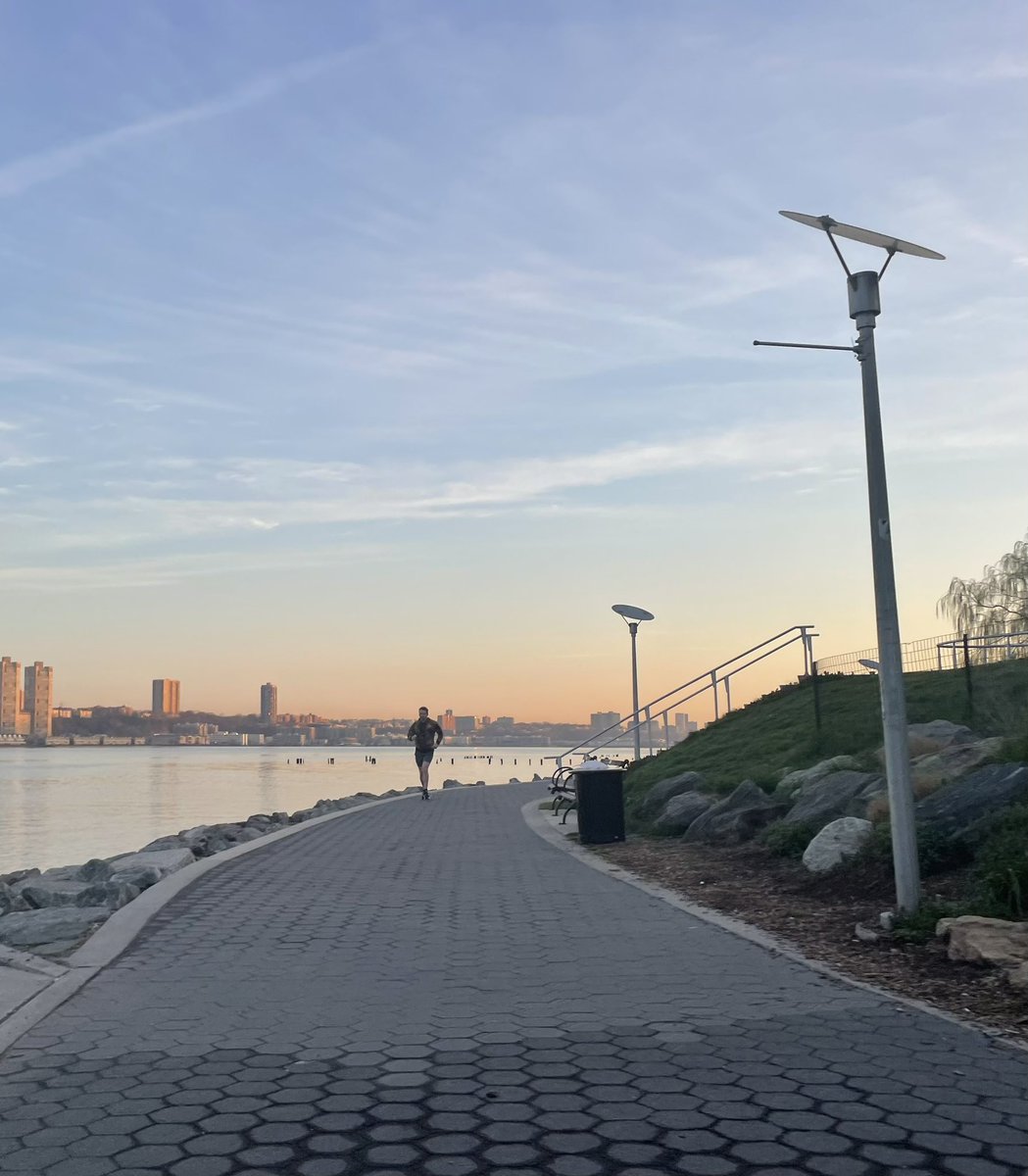 Hudson River, 615am, Tuesday April 9, 2024. 🏃🏻🏃🏾‍♀️🏃🏻‍♂️🏃🏻‍♀️🏃🏾‍♂️🏃🏽‍♀️ #NewYorkCity #streetphotography 📷