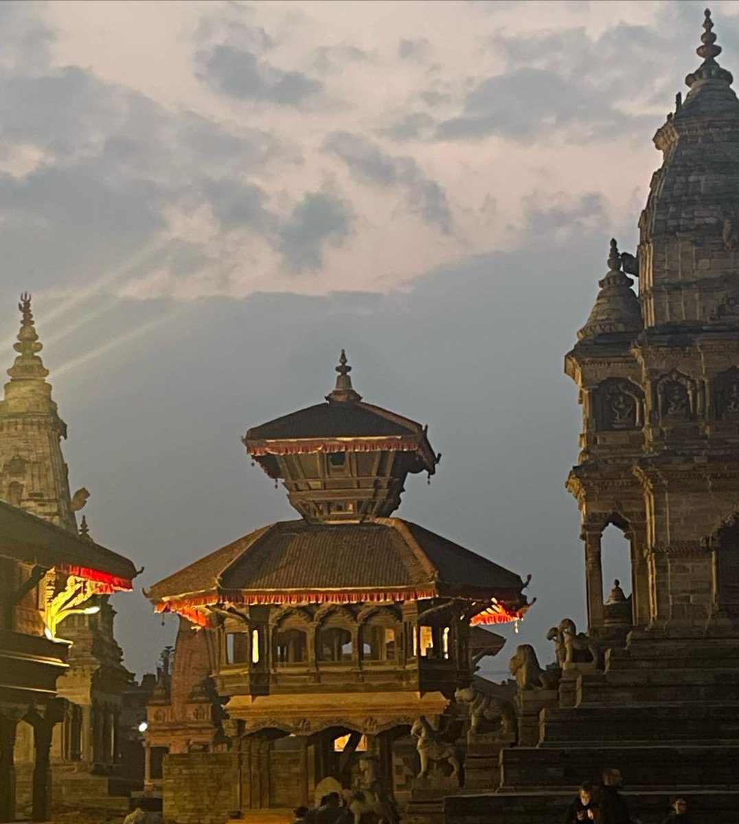 lvnepaltrvnepal's tweet photo. Experience the enchanting allure of Bhaktapur Durbar Square as the evening sets in. Lose yourself in the timeless beauty of ancient architecture, vibrant culture, and bustling markets. 

#Bhaktapur #DurbarSquare #EveningCharm

📸 lifeofqushmush https://t.co/PUj30vIoYF