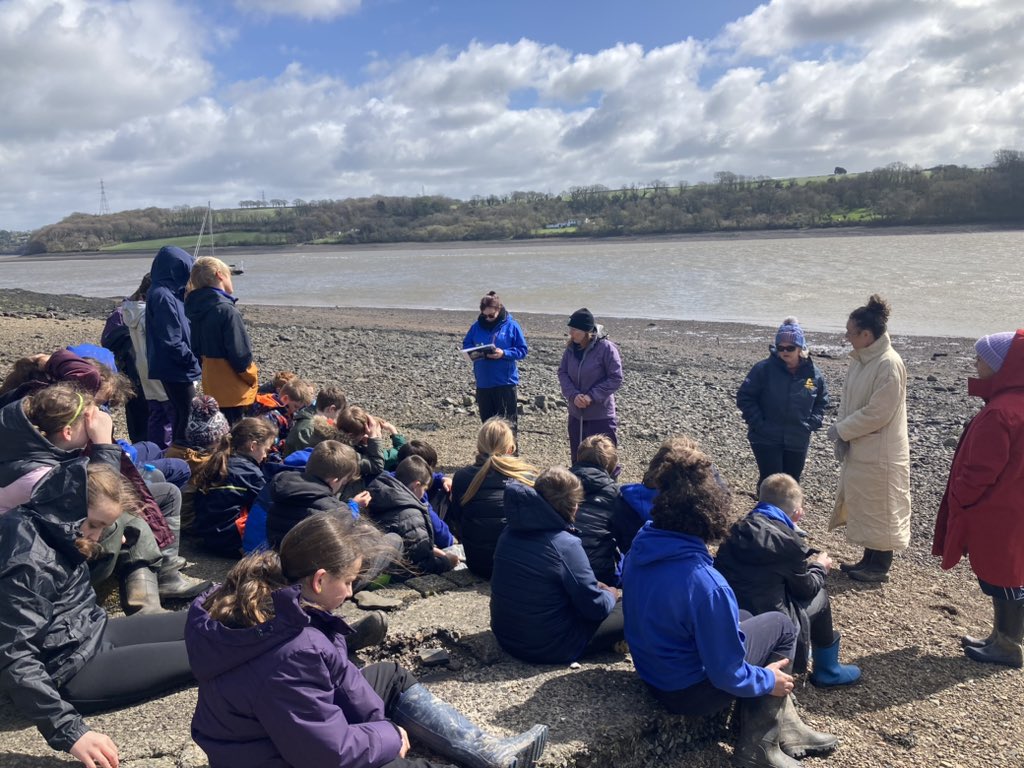 On the shores of the Cleddau with Sue from @NaturAmByth! Pupils from Cleddau Reach primary are learning about marine life in the estuary and the importance of native oysters! @PembsMarineLife #naturambyth #nativemarinelife #nonnativesspecies @mcsuk #estuary #pembrokeshire #oyster