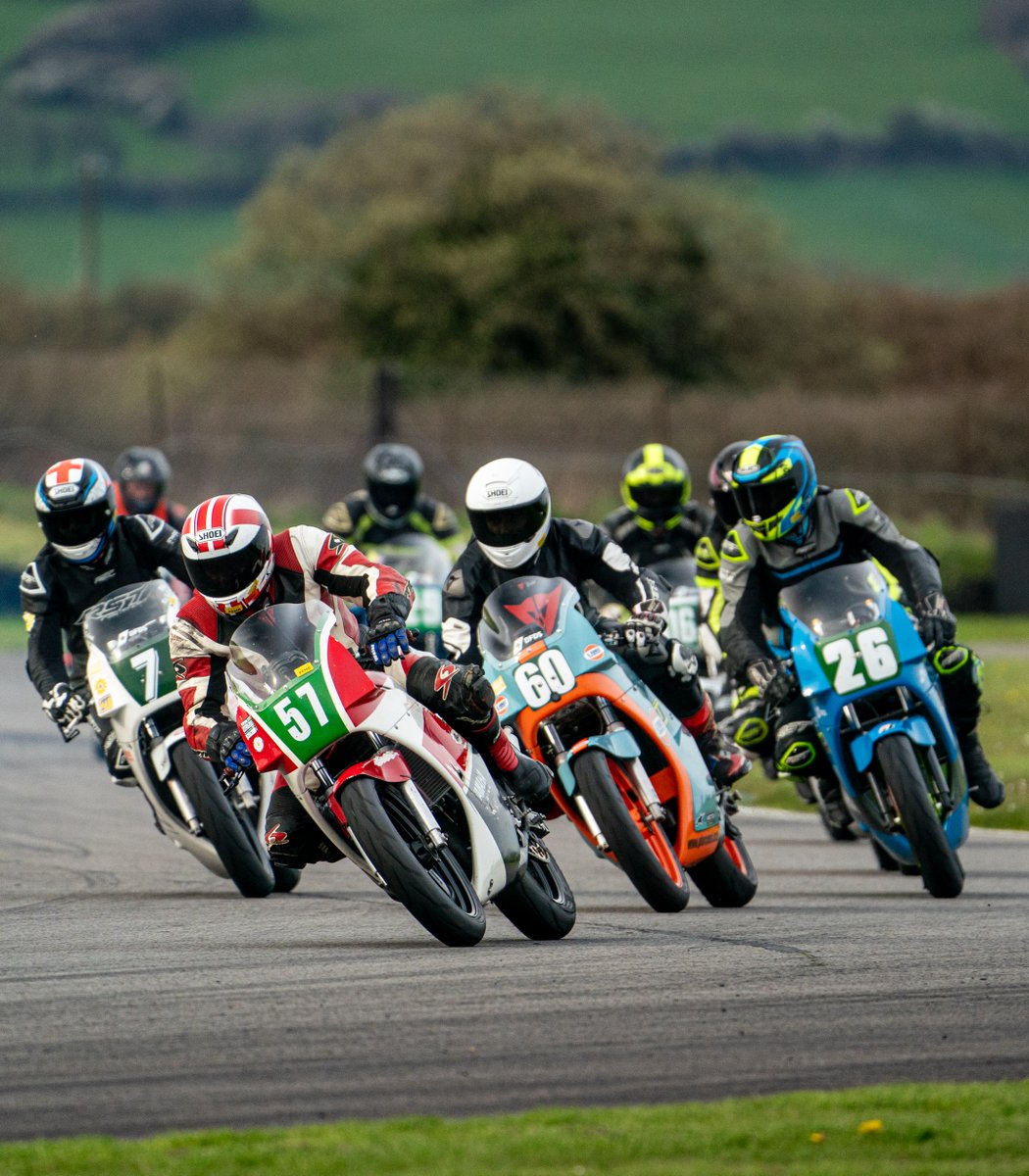 The bike action continues at Pembrey on the 13/14th April as the British Motorcycle Racing Club races into the Home of Welsh Motorsport🏴󠁧󠁢󠁷󠁬󠁳󠁿 🎟 Advance e-tickets online from £18 🎟 Tickets on the gate from £20 ⬇️ Under 15's go FREE! 🔗 pembreycircuit.co.uk/racing/motorcy… 📸 Clockwork Net