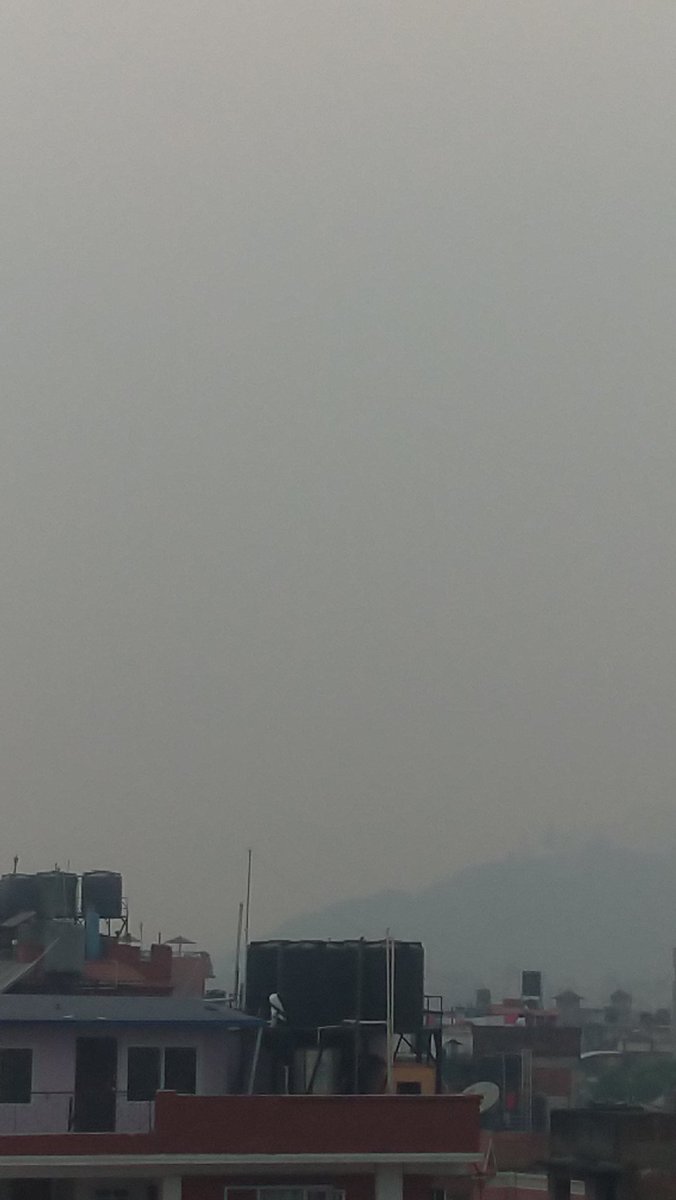 Air quality in #Kathmandu this evening must also be pretty horrendous! 😥😥😥😥😥😥 Two shots within minutes of each other taken just sone time ago! Yup, the sun disappear d & even overexposing (photo 2) didn't help! #Nepal