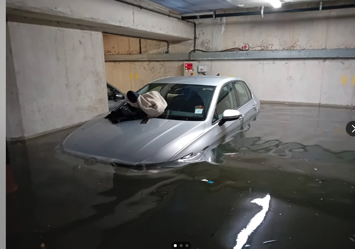 debbyclement's tweet photo. @SouthamptonCC and expect a 5 day response for THIS?!!! seriously - people are losing their livelihoods in Chapel Annex trying to deal with this and what is the Council doing about it? or the Environment agency? or the Firebrigade ... what exactly do we pay our council tax for? https://t.co/cyTN496cgi