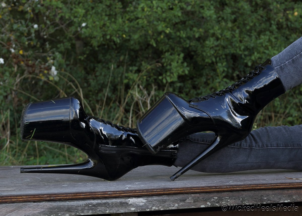 LeatherVikki's tweet photo. Would you kiss these in public?
#TuesdayTrigger https://t.co/n229SlXk52