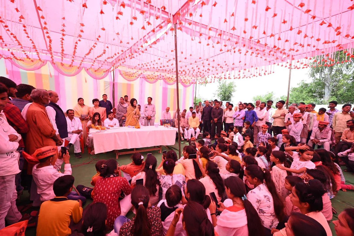 मैनपुरी लोकसभा क्षेत्र में जनसंपर्क कर वोट की अपील करती सांसद श्रीमती डिम्पल यादव जी व पूर्व सांसद श्री तेजप्रताप सिंह यादव जी ॥