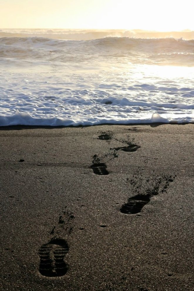 عشق داغیست که تا مرگ نیاید، نرود
#سعدی

 Reynisfjara, black sand beach #Iceland