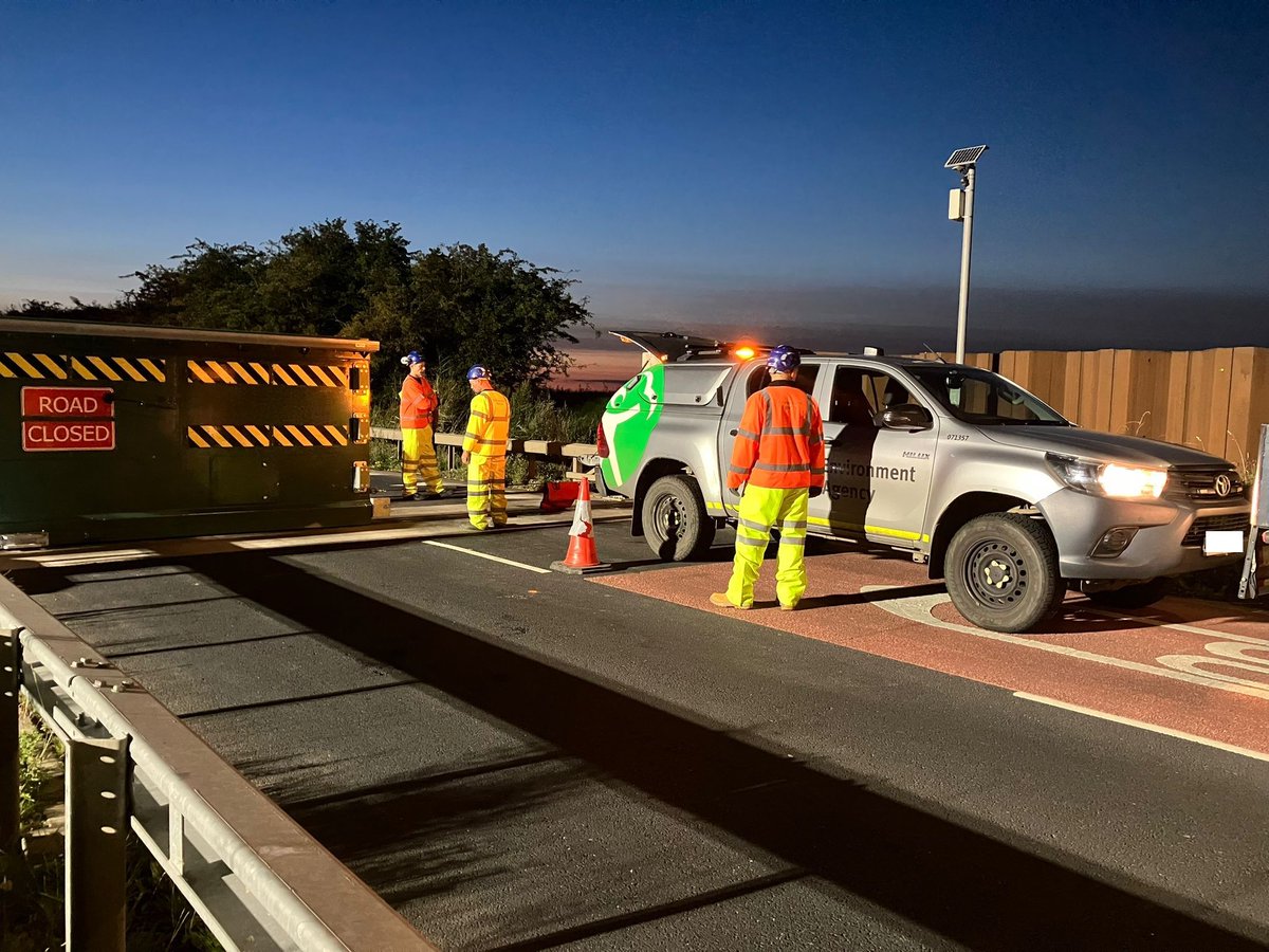 The flood gates at South Ferriby in Lincolnshire will be closed again today from 7 pm. @NorthLincsCNews will close the A1077 to allow for the safe operation of the gates. The road will reopen at approximately 9 pm today.