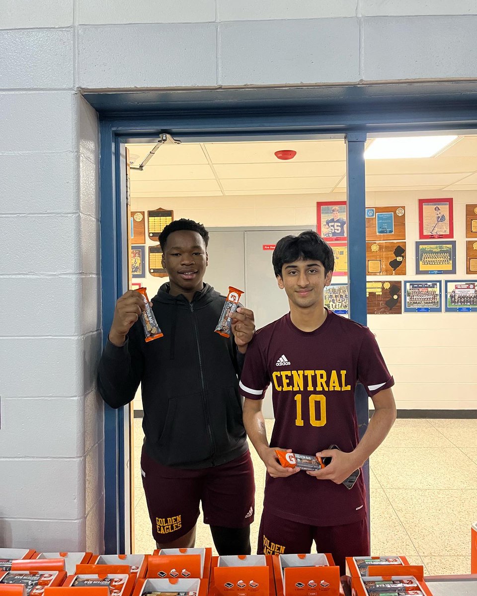 Gatorade_Maggie's tweet photo. Scenes from last weekend at the 2024 Navy Nation Invitational - what an awesome day for boys volleyball 🏐✨
18 teams were fueled up throughout the day‼️⚡️💪
Shoutout to @Lacey_Athletics for hosting & @FreeholdVBall for taking home the 🏆
#GPPartner #FueledByGatorade https://t.co/Ova5uQYr1U