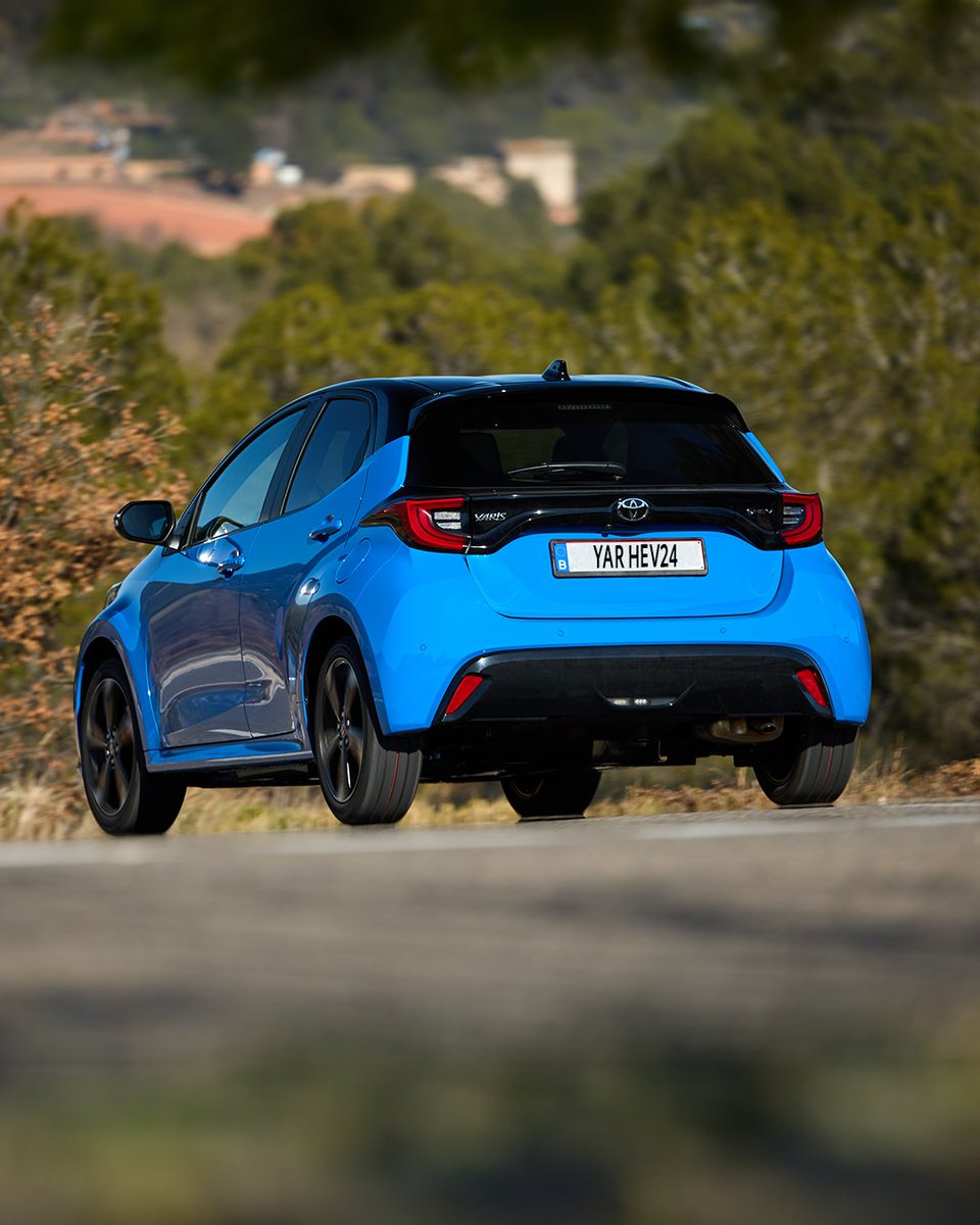 Desconecta de la ciudad y escápate con el nuevo #Yaris #Hybrid130: ⚡ Una aceleración impresionante: de 0 a 100 km/h en solo 9,2 segundos. 🙌 Un diseño súper atrevido y elegante. 🛡️ Máxima seguridad con su sistema #ToyotaAssist Descúbrelo aquí: bit.ly/3J3776P