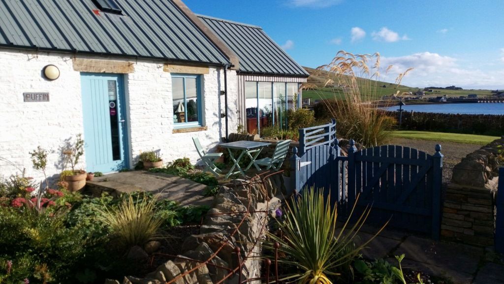 Puffin Quoy Cottage in Orphir offers breathtaking views of the sea and the Bay of Houton, where you can watch the local fishing boats dance on the waves.

🐶 Welcomes dogs and small pets 🐾
weacceptpets.co.uk/Orkney/8099 

#PuffinQuoyCottage #Orkney #Coastal #Escape #ScenicView