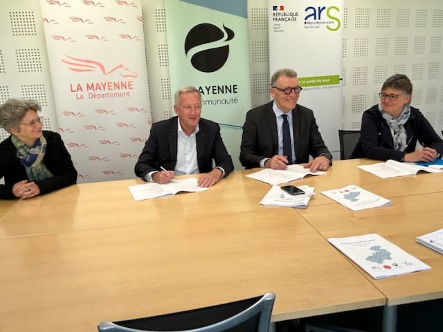 ⚕️Signature du 3e contrat local de santé de Mayenne Communauté. Une démarche partenariale exemplaire et des actions concrètes autour de 7 axes stratégiques pour améliorer l’offre de santé sur le territoire @JpLeScornet @ars_pdl @lamayenne