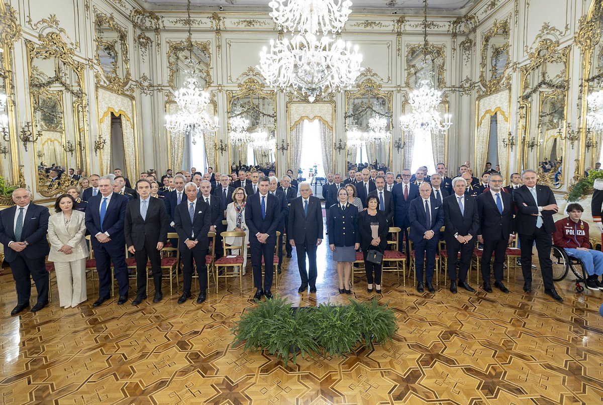 Il Presidente #Mattarella, in occasione del 172° anniversario di fondazione della #PoliziadiStato, ha ricevuto al #Quirinale il Prefetto Vittorio Pisani, accompagnato da una rappresentanza di appartenenti al Corpo Il video: youtube.com/watch?v=rD2vzf…