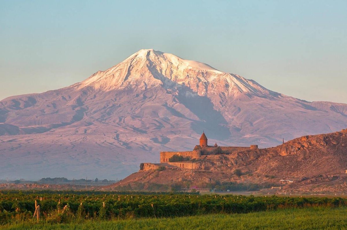 lio___m's tweet photo. 🌍 Ancient Armenian church Khor Virap with Ararat, Armenia. 🇦🇲 

Photographer 📸 Elena Shchipkova ●• https://t.co/2NDHMbv5A0