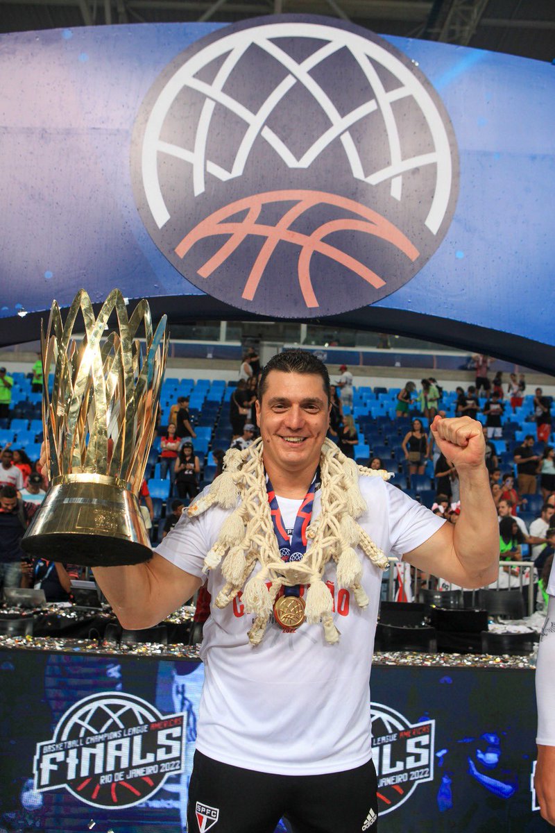 Há dois anos, vivemos um dia especial para a história do Basquete Tricolor! No dia 9 de abril de 2022, o #BasqueteTricolor foi campeão da BCLA, na Arena Carioca, no Rio de Janeiro (RJ). A equipe comandada por Bruno Mortari foi campeã invicta da competição! #VamosSãoPaulo 🇾🇪