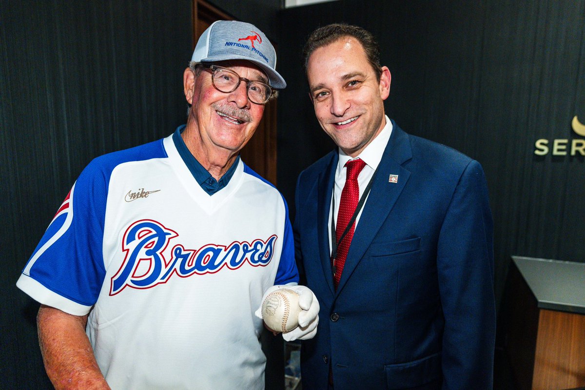 .@TomHouse caught Hank Aaron’s 715th homer and gave it to Hank, who later donated it to @BaseballHall. Last night was the first time Tom held it in half a century!