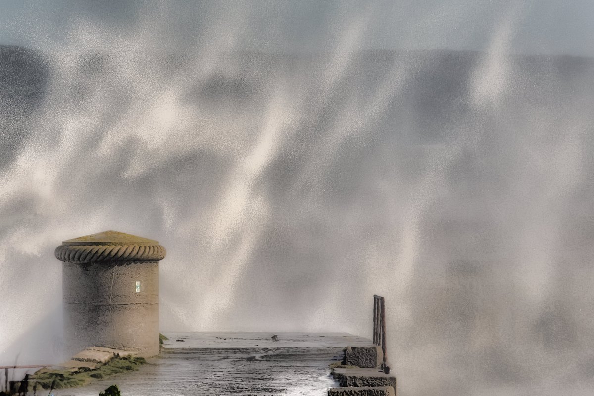 Rough seas off Holyhead at noon today #Anglesey #WALES @Ruth_ITV @DerekTheWeather @ChrisPage90 @ITVCharlieP @S4Ctywydd @WeatherAisling @BBCWthrWatchers @Sue_Charles @SabrinaJayneLee #photography @ItsYourWales @Schafernaker