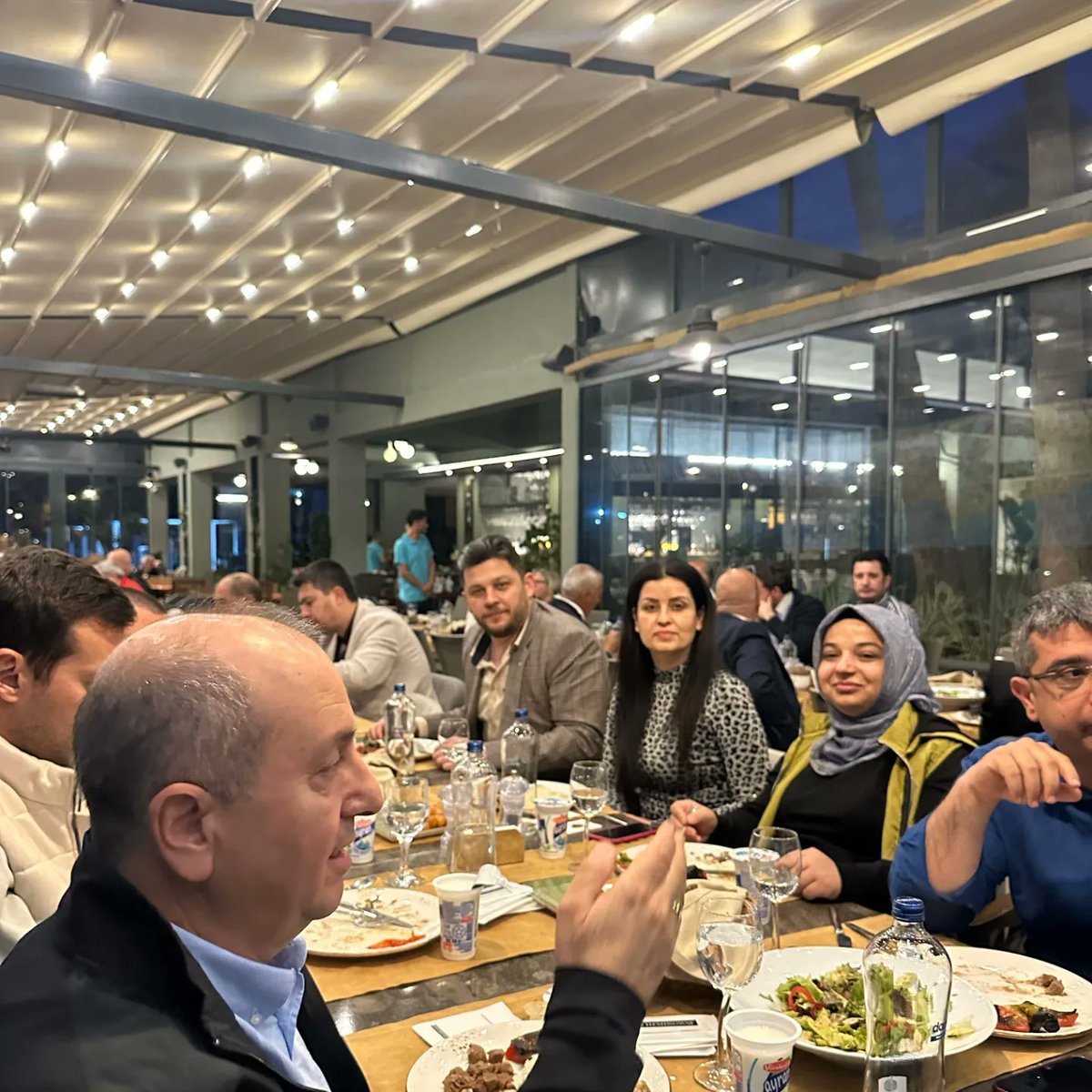 Kemiad07's tweet photo. KEMİAD ailesi olarak iftar yemeğinde buluştuk. Davetimize katılan Kemer Kaymakamımız Sayın Ahmet Solmaz'a, İlçe Emniyet Mdr. Harun Mere'ye, İlçe Jandarma Kmt. Ömer Seyhan'a, Kemer Taşıyıcılar Koop. Başkanı Oktay Çelik'e ve Kemer Belediye Bşk. Necati Topaloğlu' na teşekkür ederiz. https://t.co/zIKrntGZO3
