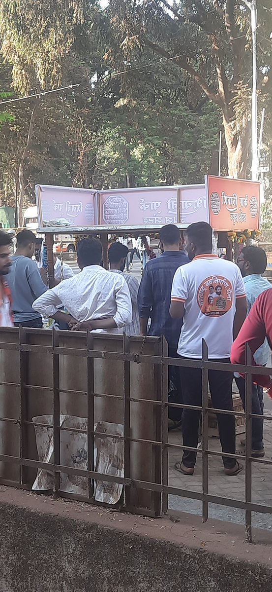 AdvSampanna's tweet photo. @mybmc @MCGM_BMC @CMOMaharashtra @RajThackeray saaheb @1nitinsardesai @MumbaiPolice @CPMumbaiPolice.... Illegal Stall at Shivaji Park, Opp. Meenatai Thackeray statue, Below Shanti Sadan.... Troubling the residents of Shanti Sadan bldg. Please remove the said illegal stall.. https://t.co/5iHYBIcTqX