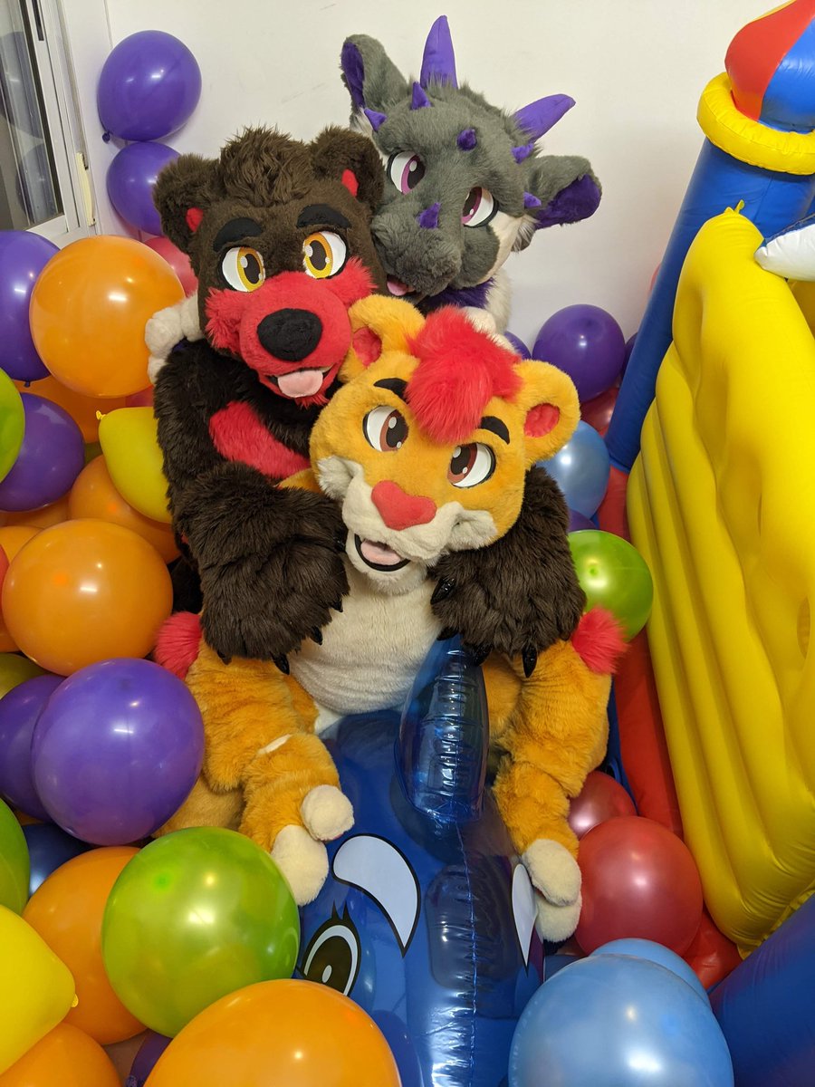 Memories from the 2023 new year's balloon party. Still one of the best balloon parties we've ever had :D 🐻 @EvoBurr 🦁 @ZakiLeon1994 📸 @policho02