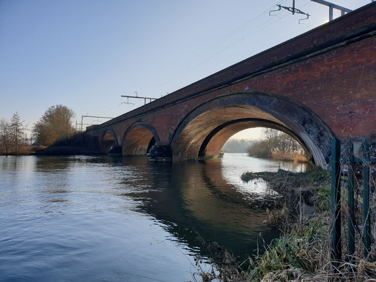 ThamesPathNT's tweet photo. Moulsford Viaduct designed by Isambard Kingdom Brunel, born #OTD in 1806. The only Brunel bridge to span two National Trails @TheRidgeway1972 and #ThamesPath is two bridges, the 'west' built 1838-40 and 'east' in 1890-3, notable for length and 60º skew. GII* @HistoricEngland https://t.co/An8QiNFaM7