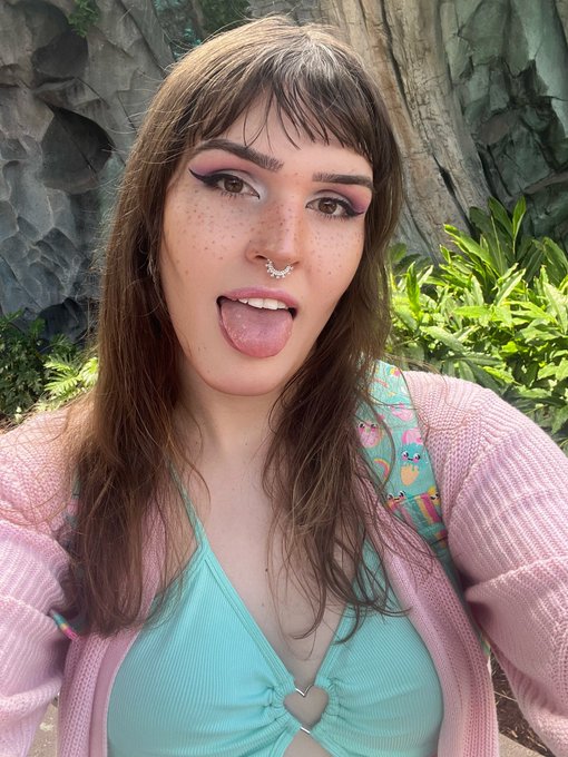 You find me in the wild, what do you do? 😳 https://t.co/PeinyDE2Vv