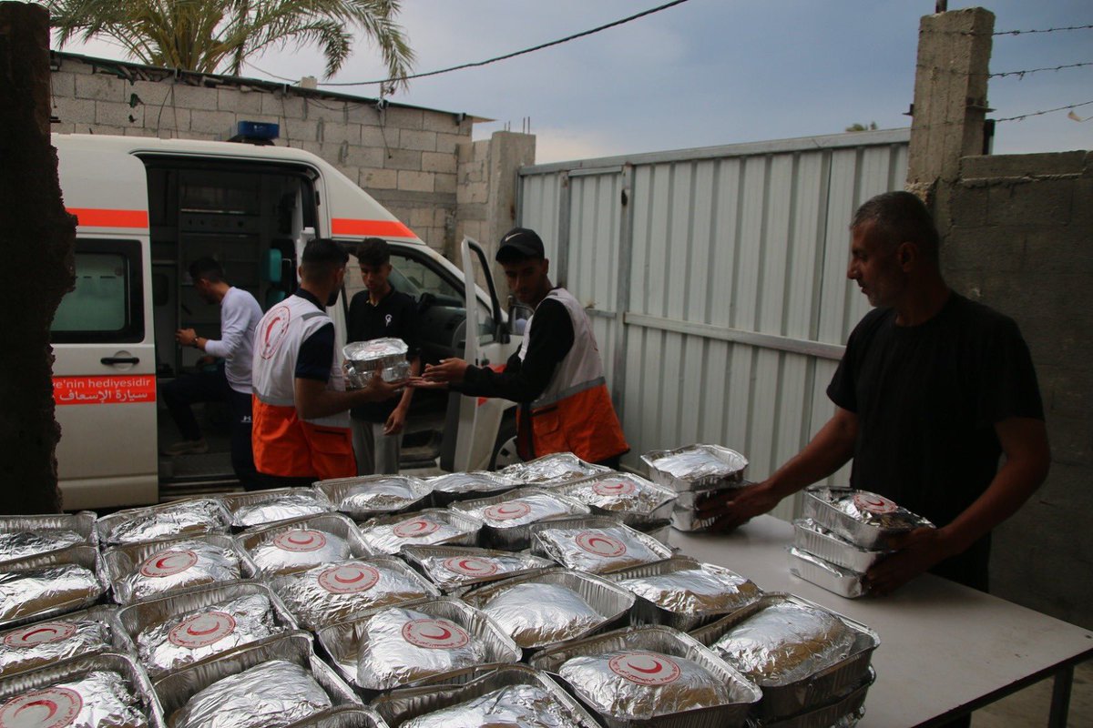 The Palestine Red Crescent Society, supported by the @krcs_org_kw , distributed 5100 hot meals to displaced people in the PRCS shelter camps in the areas of Mawasi Khan Younis, Rafah, and Deir al-Balah, benefiting approximately 10,200 individuals. #Gaza #HumantarianAid