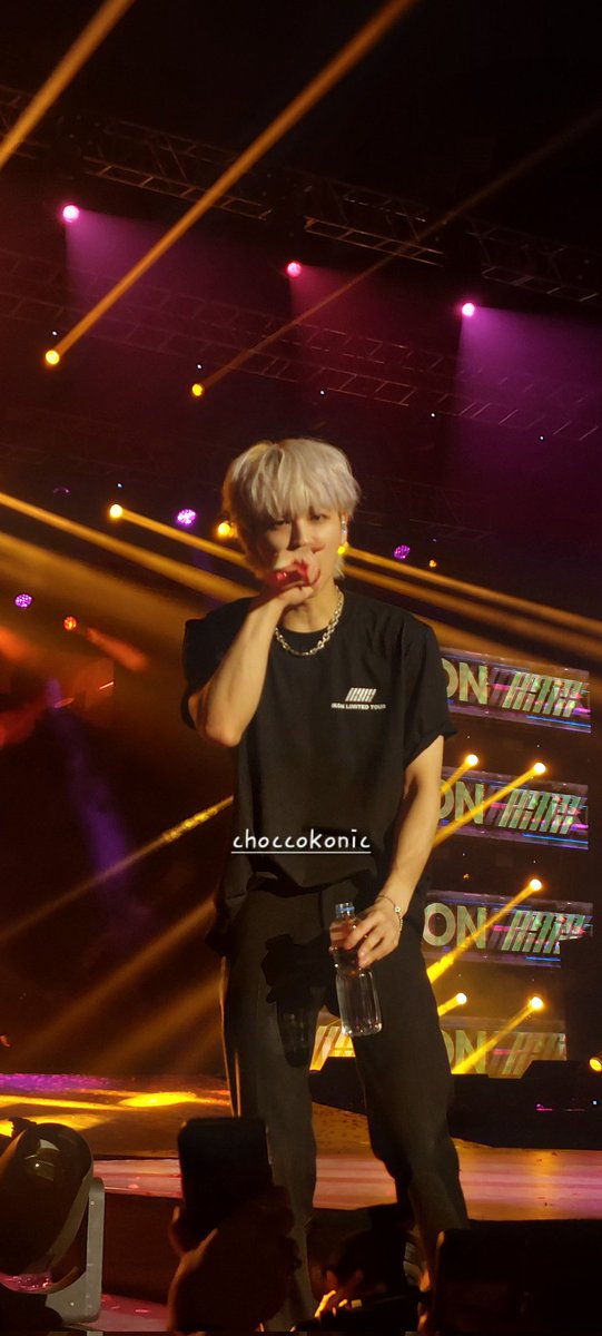 choccokonic's tweet photo. eto yung part na biglang may paulan ng tubig sa mukha ko! Thank you song yunhyeong ah 😭 https://t.co/E5oBeufX7v