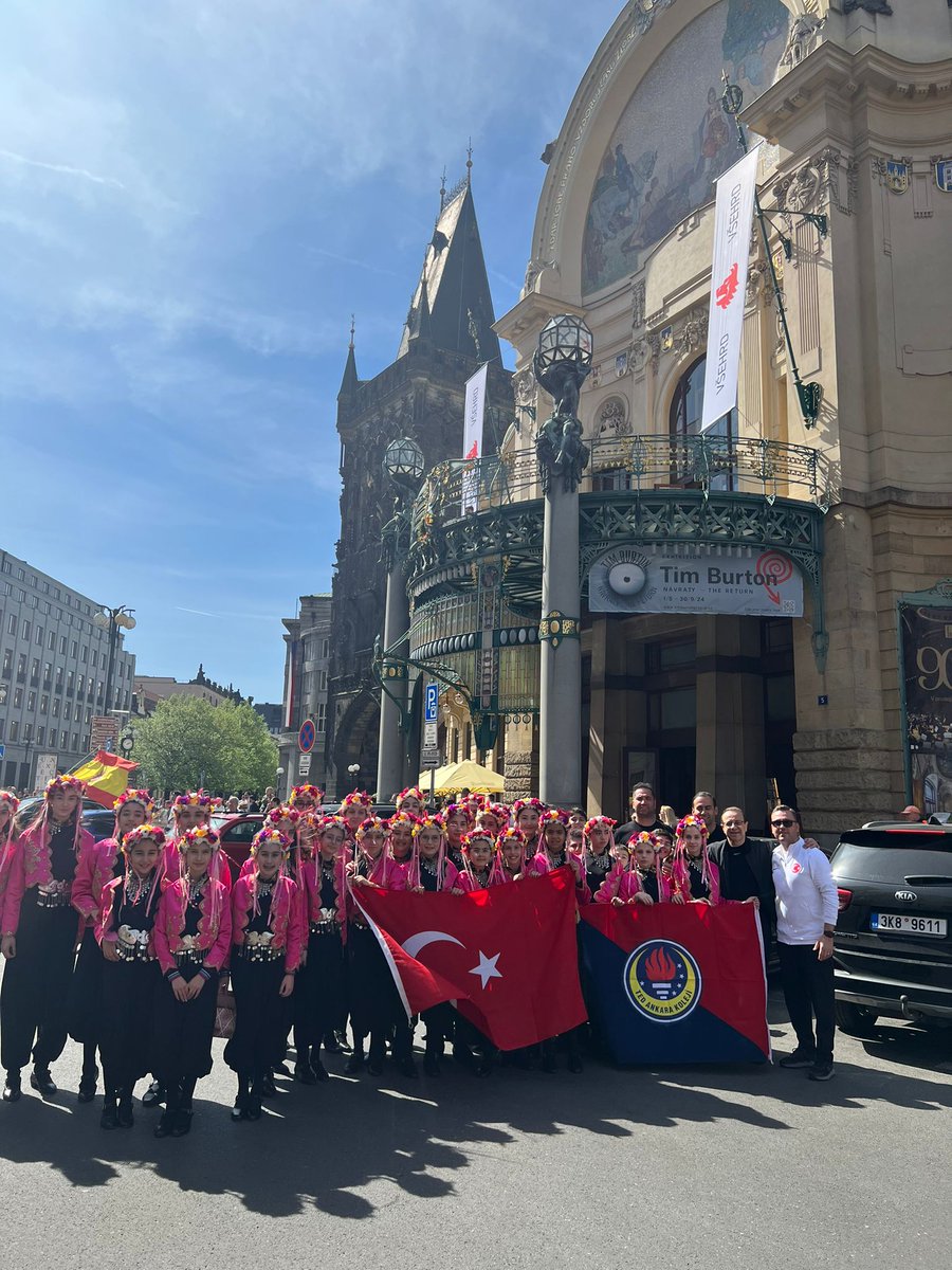 Uluslararası folklor festivalinde ülkemizi temsil etmek üzere Prag’a gelen TED Ankara Koleji öğrencileri ile bir araya gelerek kortej yürüyüşlerine iştirak eden Büyükelçimiz Sayın Egemen Bağış, çocuklarımızı göğsümüzü kabartan evlatlarımızı tebrik etti.