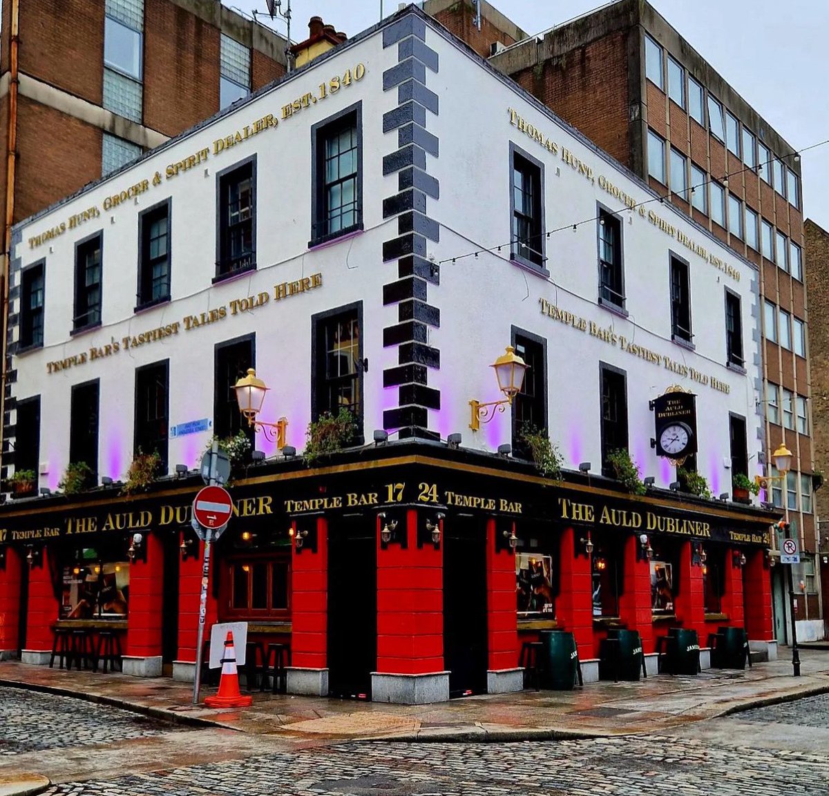 Enjoy a Taste of Tradition here in The Auld Dubliner ☘️

Open Every Day from 12pm

Live music and All Day Menu

Everything you need to a true Taste of Dublin ☘️

Thanks so our fantastic friends @TempleBarDub for this great 📸
#theaulddubliner #pub #templebar #dublinpubs