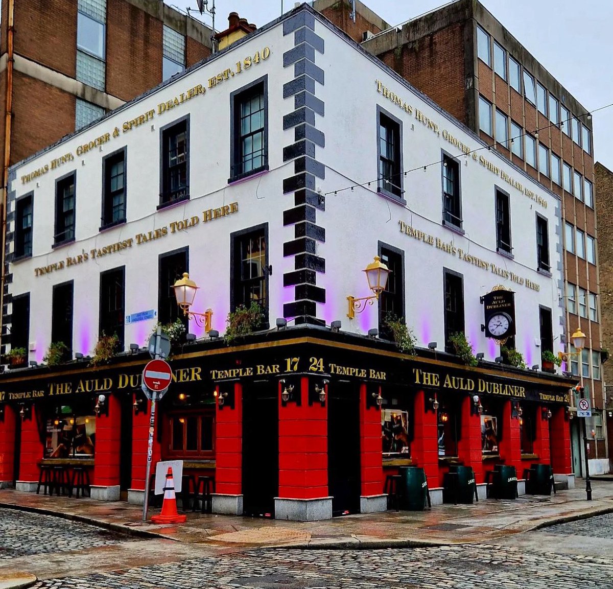 Auld Dubliner (@theaulddub_) on Twitter photo Enjoy a Taste of Tradition here in The Auld Dubliner ☘️
Open Every Day from 12pm
Live music and All Day Menu
Everything you need to a true Taste of Dublin ☘️
Thanks so our fantastic friends <a href="/TempleBarDub/">Discover Temple Bar</a> for this great 📸
#theaulddubliner #pub #templebar #dublinpubs Enjoy a Taste of Tradition here in The Auld Dubliner ☘️
Open Every Day from 12pm
Live music and All Day Menu
Everything you need to a true Taste of Dublin ☘️
Thanks so our fantastic friends <a href="/TempleBarDub/">Discover Temple Bar</a> for this great 📸
#theaulddubliner #pub #templebar #dublinpubs