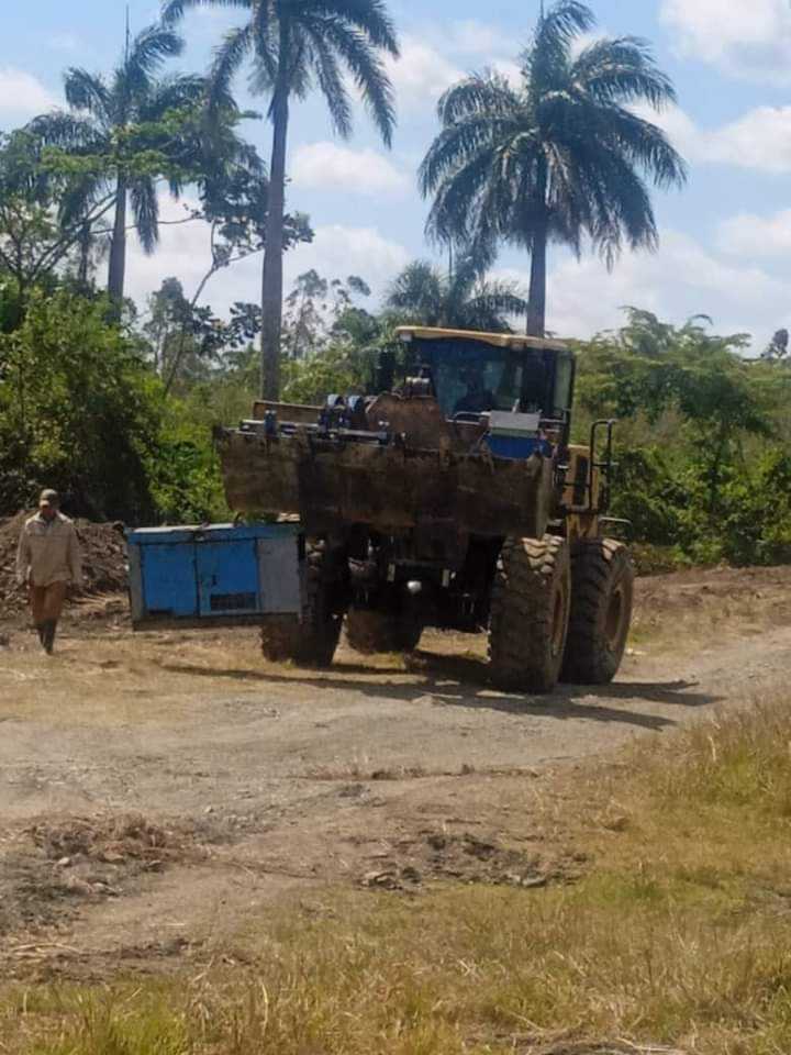 🇨🇺|| #SantaClara, comienzan las labores de excavación, colocación y rehíncho de la conductora de  Palmarito a Cerro Calvo en su último tramo d 2,2 km.
#VillaClaraConTodos #YoRindoCuenta