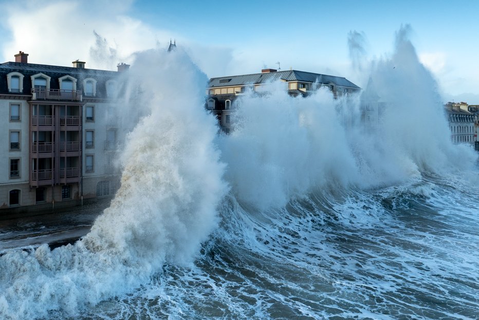 𝑻𝑬𝑴𝑷𝑬𝑻𝑬 𝑷𝑬𝑹𝑹𝑰𝑪𝑲 et 𝑮𝑹𝑨𝑵𝑫𝑬𝑺 𝑴𝑨𝑹𝑬𝑬𝑺 Spectacle surpuissant ce matin à Saint-Malo où les vagues prenaient d'assaut la ville. Voici mes premières images ramenées au coeur de la tempête. 𝑀𝑎𝑡ℎ𝑖𝑒𝑢 𝑅𝑖𝑣𝑟𝑖𝑛