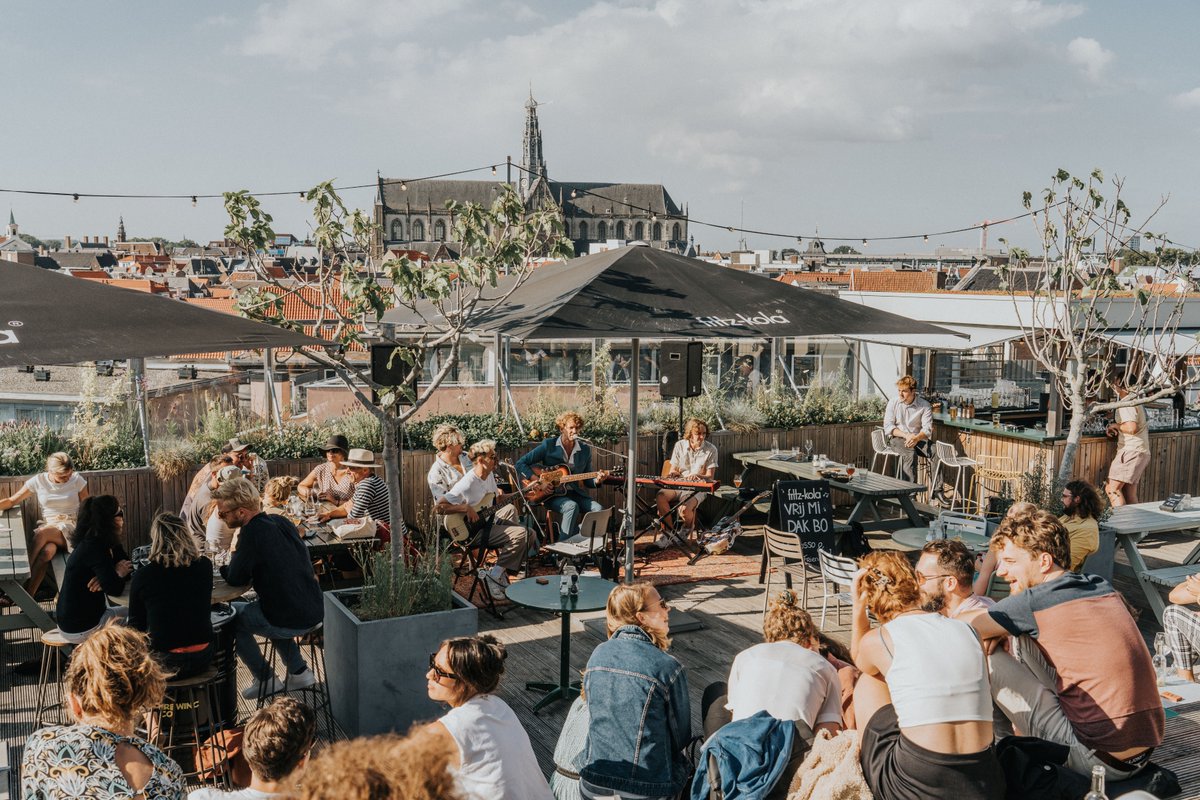 🍽️ Haarlem's culinary scene shines! Check out De DAKKAS, a rooftop oasis born from community crowdfunding, or step into the atmosphere of NYC in the chic French bistro Cafe Collette 🧑‍🍳✨ Check more food hotspots in Haarlem here: bddy.me/4arKo0k 📸 Jaap Kroon