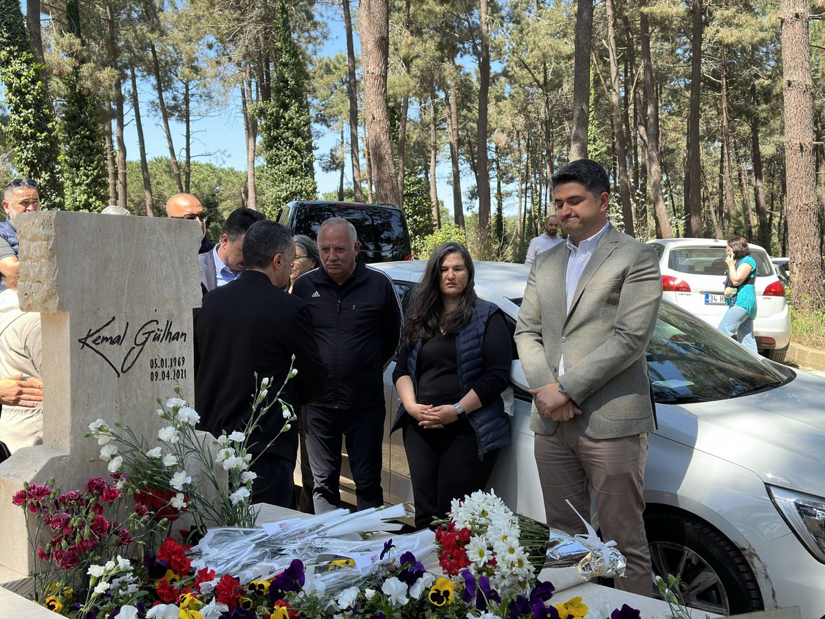 Ramazan Bayramımızın Arife Günü’nde pandemi döneminde beklenmedik bir şekilde kaybettiğimiz önceki dönem İl Başkan Yardımcımız Kemal Gülhan’ın kabrini ziyaret ettim. Ölüm yıldönümünde ağabeyim Kemal Gülhan’ı özlemle anıyorum.