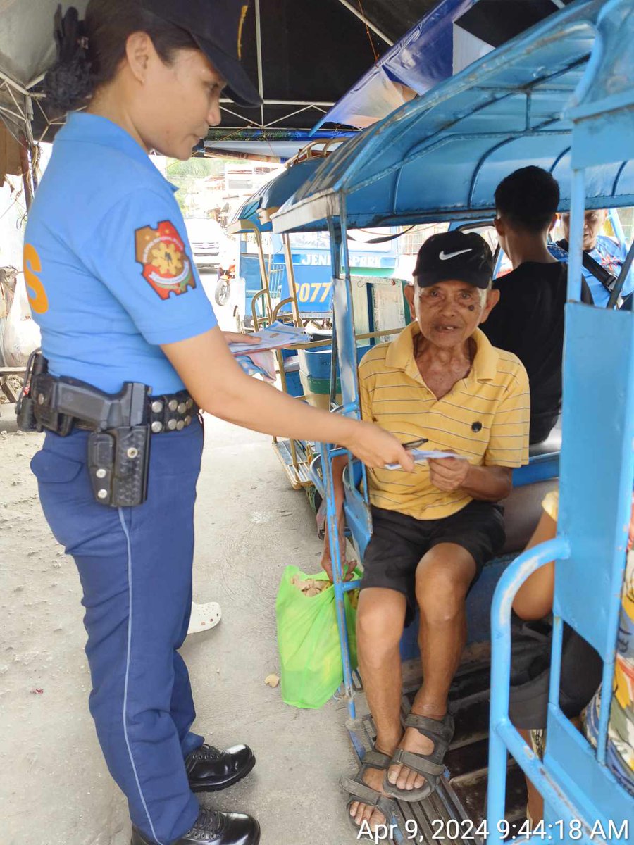 Dialogue and Distribution of flyers

#BagongPilipinas 
#ToServeandProtect 
#TEAMPNPREGION7
#BisdakCops
#backtobasics
#servicewithasmile