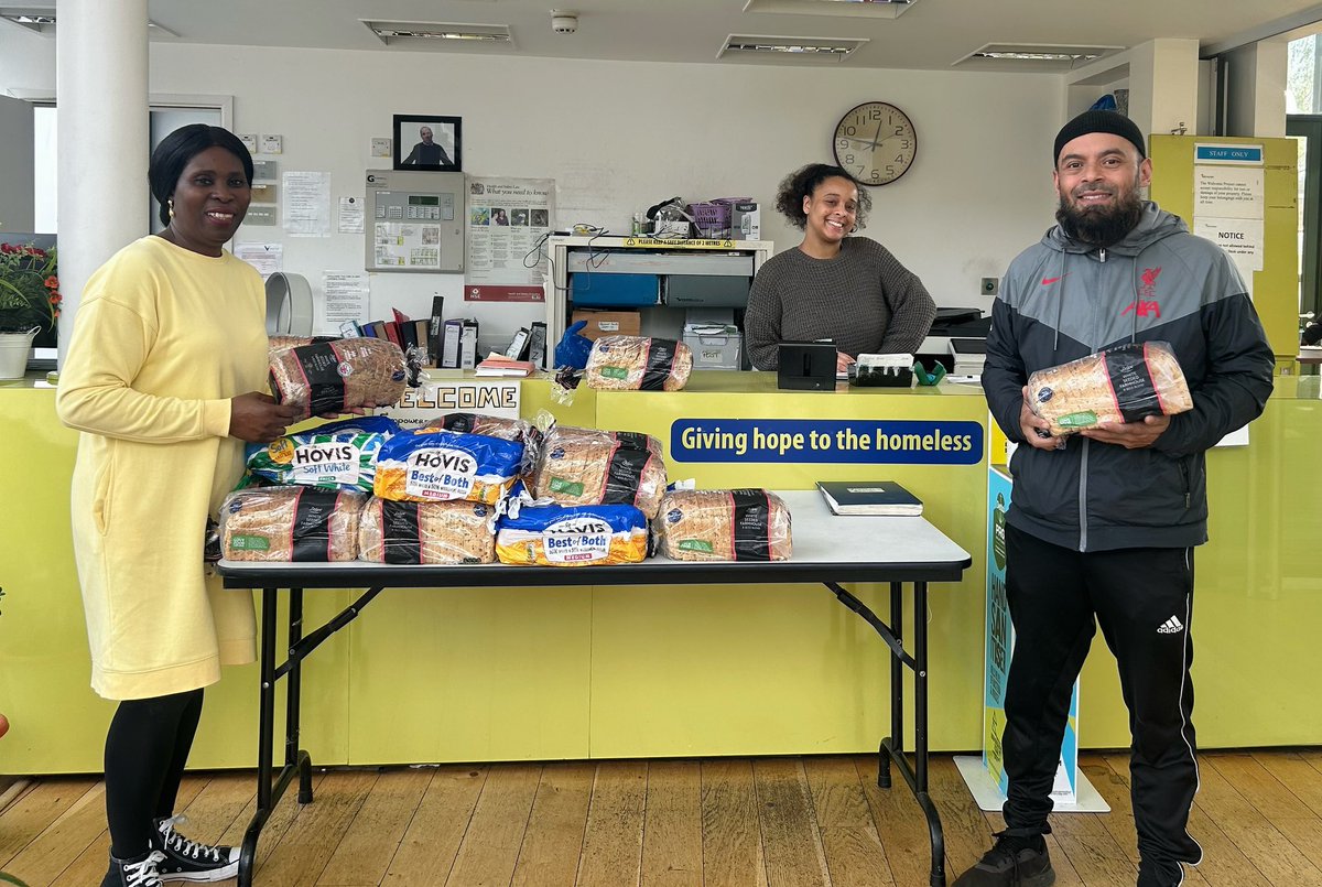 The Bread Run #Ramadan edition. - 313 fresh loaves - 137 shared with people who are street #homeless - 95 with registered homeless - 44 with our local elderly - 37 with hardship cases With @hovisbakery @lbbdcouncil @barkingmosque A blessed Eid tomorrow! #thewanderinglondoner