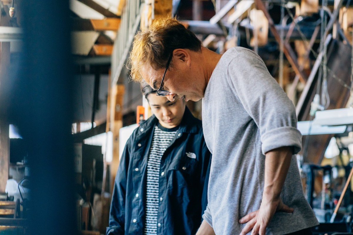 ２　工場見学
　「始まりは工場（スタジオ）から」
　オープンマインドで国内外からいろんな方を迎え入れる。 久留米絣が出来上がる過程を見ていただきたい。 久留米絣と何かの形で関わりたいという明確な目的を持った方々のための見学 として工場（スタジオ）を開放。