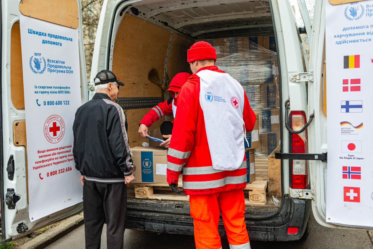 📦Despite the constant shelling, the Ukrainian Red Cross team continues to work in Kherson - last week they delivered more than 4,200 food parcels from @WFP to people with disabilities and single people aged 60+. People's gratitude inspires and motivates to do more good deeds.