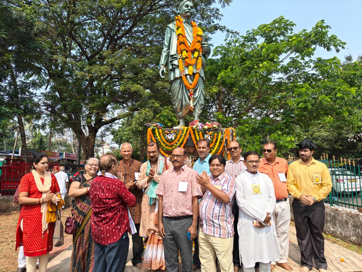 ଓଡ଼ିଆ ଭାଷା, ସାହିତ୍ୟ ଓ ସଂସ୍କୃତି ବିଭାଗ ପକ୍ଷରୁ ସ୍ଵଭାଵକବି ଗଙ୍ଗାଧର ମେହେରଙ୍କ ଶ୍ରାଦ୍ଧ ଶତବାର୍ଷିକୀ ଗତକାଲି ପ୍ରତ୍ୟୁଷରେ ଭୁବନେଶ୍ଵର କଳିଙ୍ଗ ହସ୍ପିଟାଲ ଛକସ୍ଥିତ ପ୍ରତିମୂର୍ତ୍ତିସ୍ଥଳୀରେ ଅନୁଷ୍ଠିତ ହୋଇ ଶ୍ରଦ୍ଧାଞ୍ଜଳି ଅର୍ପଣ କରାଯାଇଛି। #odia #odisha #culture