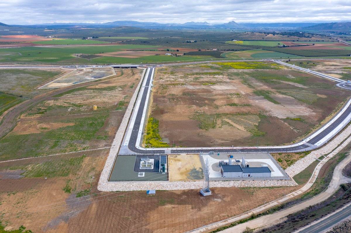 📷 La primera fase de urbanización del #PuertoSeco de #Antequera, a vista de pájaro👀 💰 Inversión de ➕50 millones de euros 🏭 En servicio las primeras 100 hectáreas de este futuro nodo logístico del sur de #Europa #ÁreasLogísticas #Málaga #AndalucíaFunciona 💚