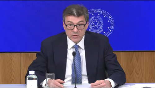 ESComunicazione's tweet photo. #ESNews
Via libera dal Cdm al Def 2024, #Giorgetti e #Leo: Pil fissato all’1% quest'anno, in diminuzione dello 0,2% rispetto a quanto previsto l'anno scorso; nel quadro tendenziale l’indebitamento netto è pari a 4,3% nel 2024, a 3,7% nel 2025, a 3% nel 2026 e 2,2% nel 2027.
⬇️ https://t.co/nIwPD17eUv