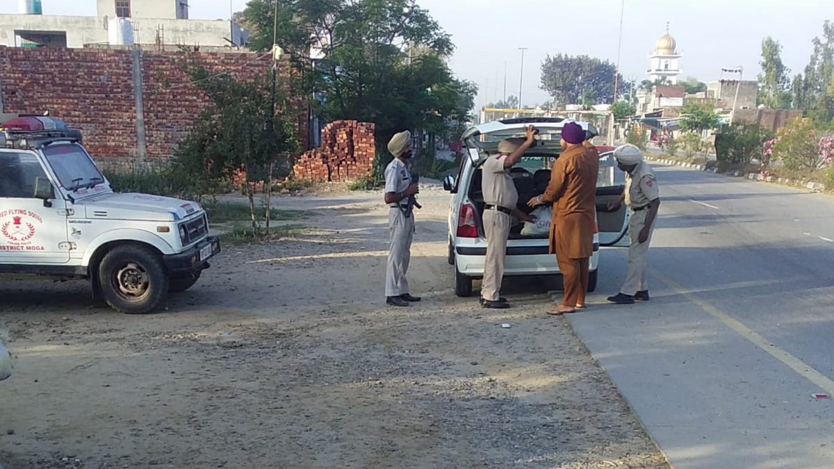 In view of ucoming Lok Sabha Elections 2024 Moga Police are conducting a Nakabandi operation to maintain law and order and checking vehicles to monitor any suspicious activity and prevent untoward incidents from occurring.

#SafePunjab