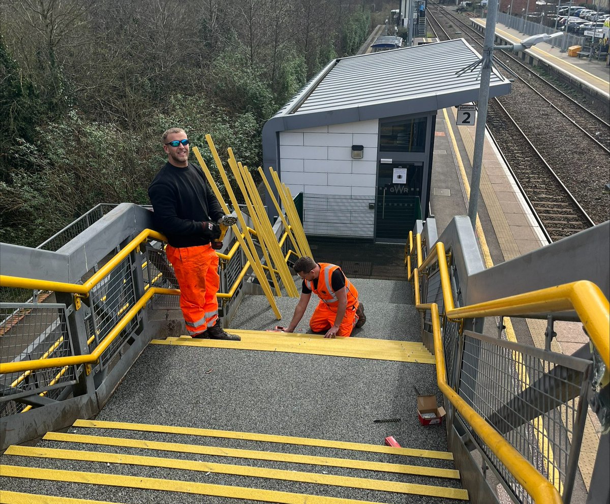 The Council have been in contact with GWR over concerns at Moreton-in-Marsh train station.🚆 One concern was the footbridge over the railway line which had been neglected. Work began on the bridge in March and is currently ongoing with a plan to renovate the whole bridge!