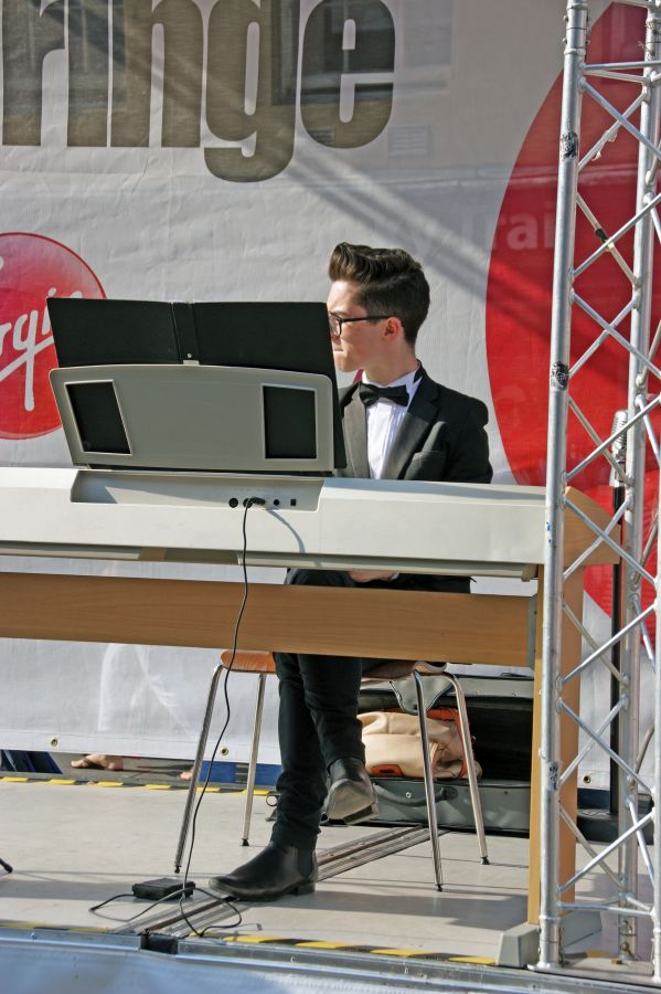 LachlanMain's tweet photo. EDINBURGH 13-08-2015.
Keyboards take five on the Royal Mile. 
#Edinburgh #edfringe #oneformybaby #streetphotography #streetperformance https://t.co/EwQYeub4Tn