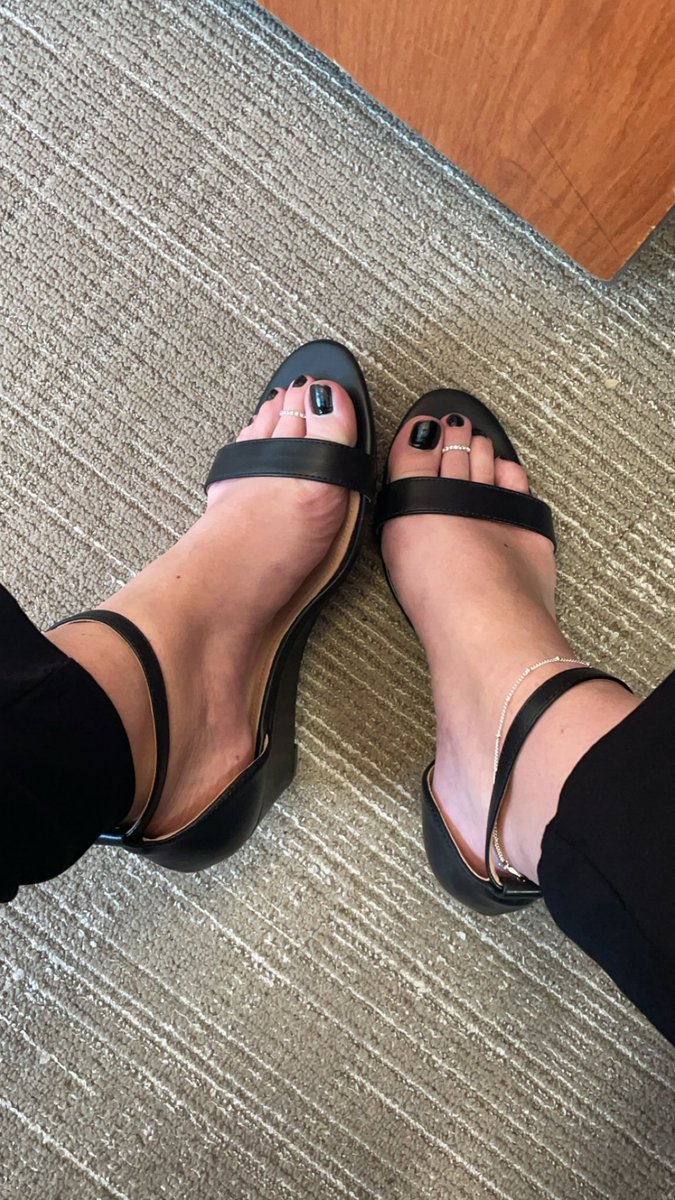 It’s the most wonderful time of the year! #toenails #toerings #anklet #Feet #feetworshi̇p #PhillyFeet #Philly