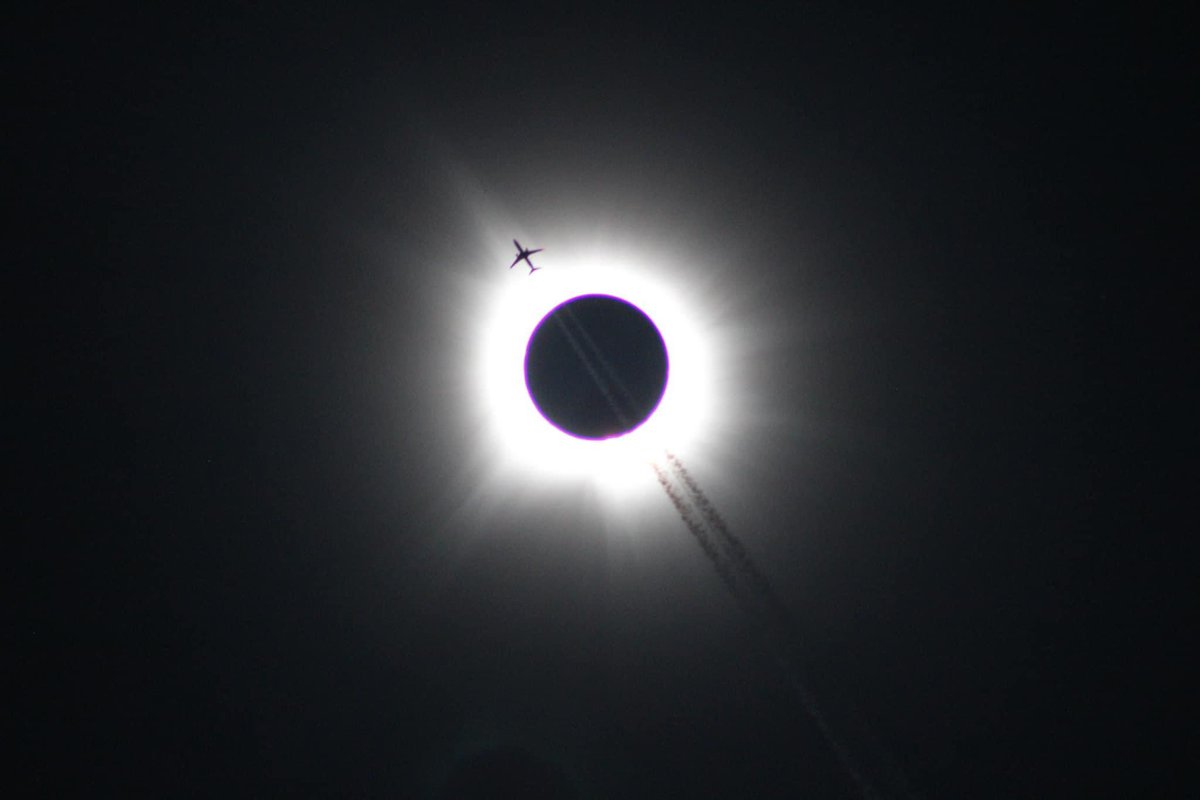 Absolute Incredible picture of an aircraft passing infront of the sun hiding behind the moon taken in total solar eclipse yesterday with sun appearing like a black hole! 📷 - Kendall Rust #Eclipse2024