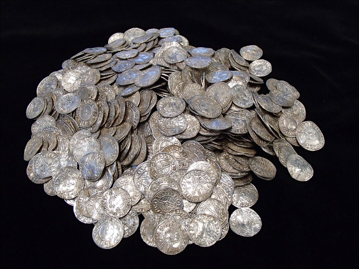 📢NEXT WEEK: Join us at @SocAntiquaries (or via Zoom) to hear @Wendreda_ discuss her research on the fascinating Lenborough Hoard (found 2014) of 5,248 late 11thC pennies struck for Æthelred II and Cnut. 🗓️Mon 15th April, 6pm. Abstract & Zoom link: numismatics.org.uk/society-meetin…