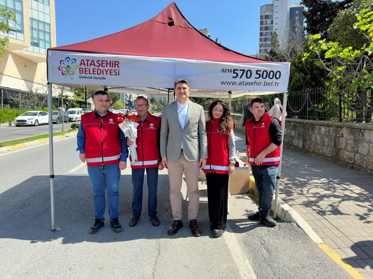 Ramazan Bayramı öncesi Başkanımız @onursaladiguzel ilçemizde bulunan mezarlıklara ziyarete gelen yurttaşlarımıza çiçek dağıtımı yaparak, kendilerine başsağlığı diledi. Ataşehirimizde iyi günde de, kötü günde de büyük bir aileyiz. ❤️