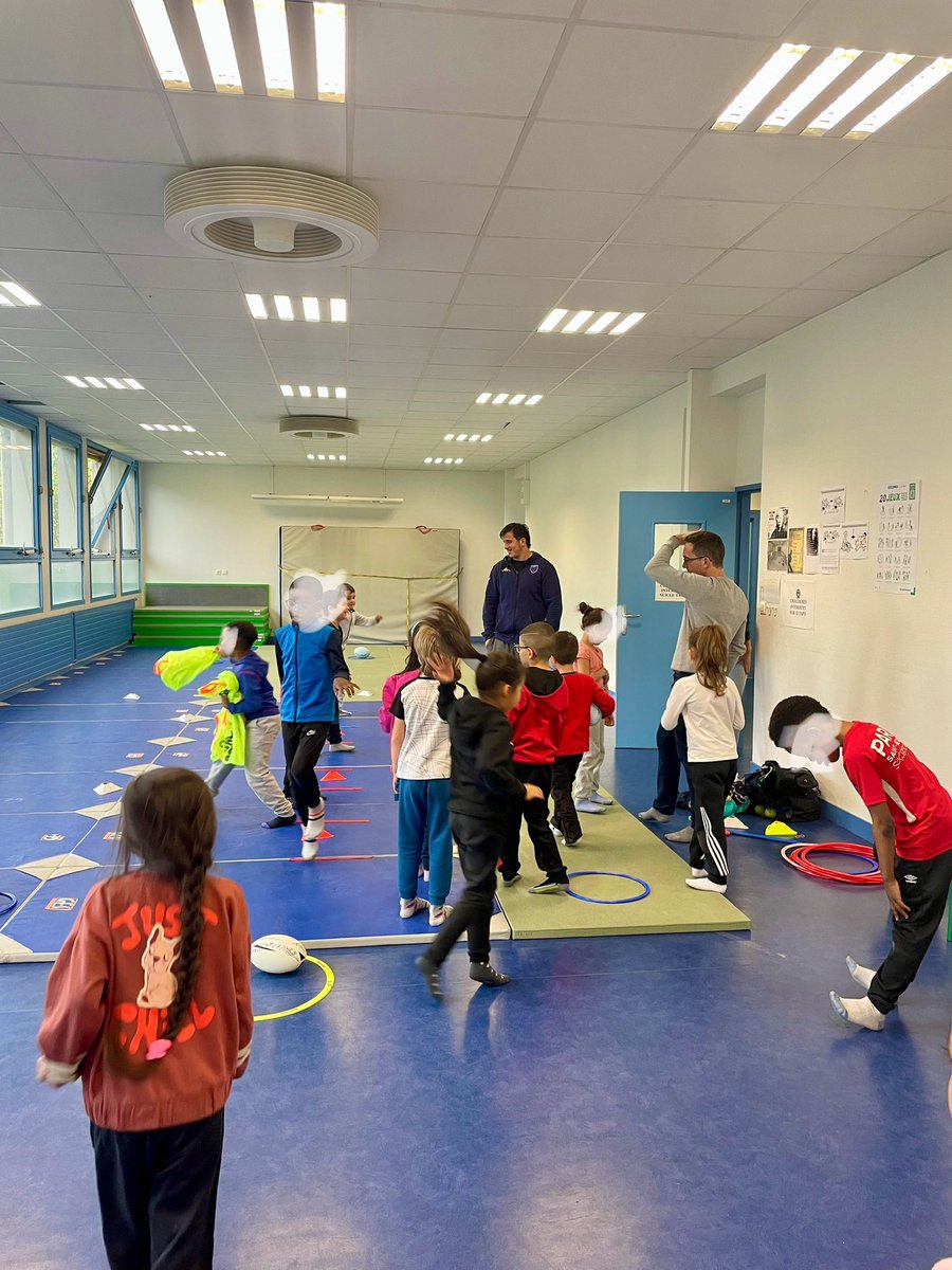 Intervention Barnabé Massa, champion monde rugby U20, à l’école libération de Grenoble. Atelier 30mn d’activités physiques quotidiennes à partir des fiches de l’académie de Créteil. @patrice_gros @MarzoukMohamme3 @fabienvallier @Garnierfa @usep38